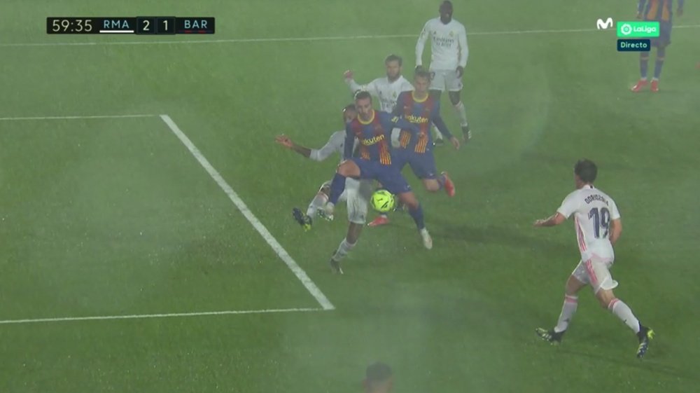 Em meio ao temporal, Mingueza recoloca o Barça no jogo. Captura/Movistar+LaLiga