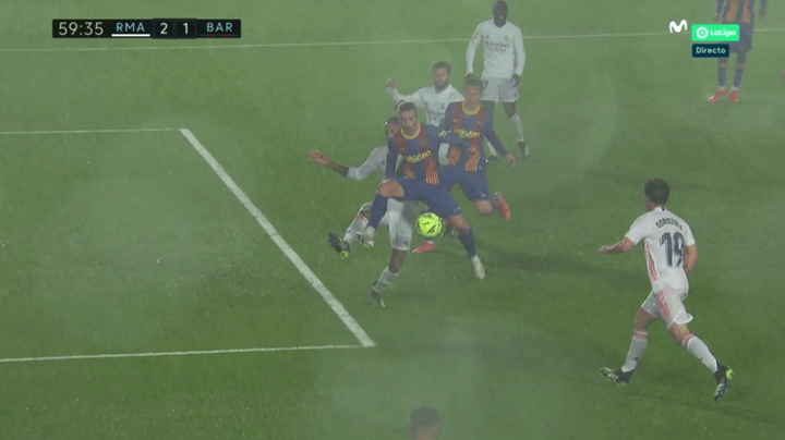 Em meio ao temporal, Mingueza recoloca o Barça no jogo