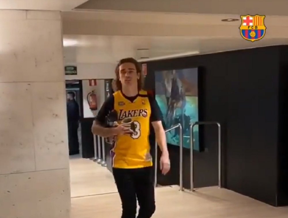 Griezmann est arrivé à Barcelone avec le maillot de Kobe Bryant. Capture/FCBarcelona