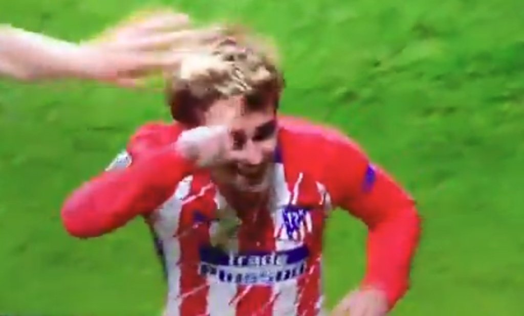 Griezmann célèbre son but de manière plutôt originale. Capture