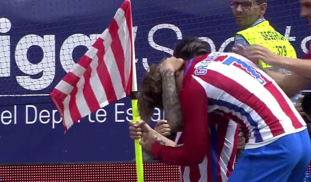 Griezmann y Torres celebran el primer gol del delantero madrileño. Twitter