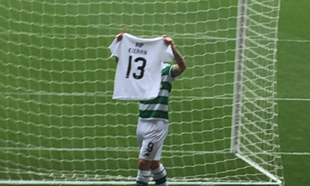 Griffiths muestra la camiseta en honor a un aficionado fallecido. Twitter