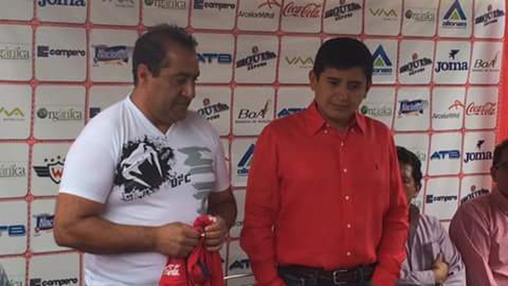 Grover Vargas (d), presidente de Wilstermann, presenta a Julio Zamora como nuevo técnico del plantel aviador. Twitter