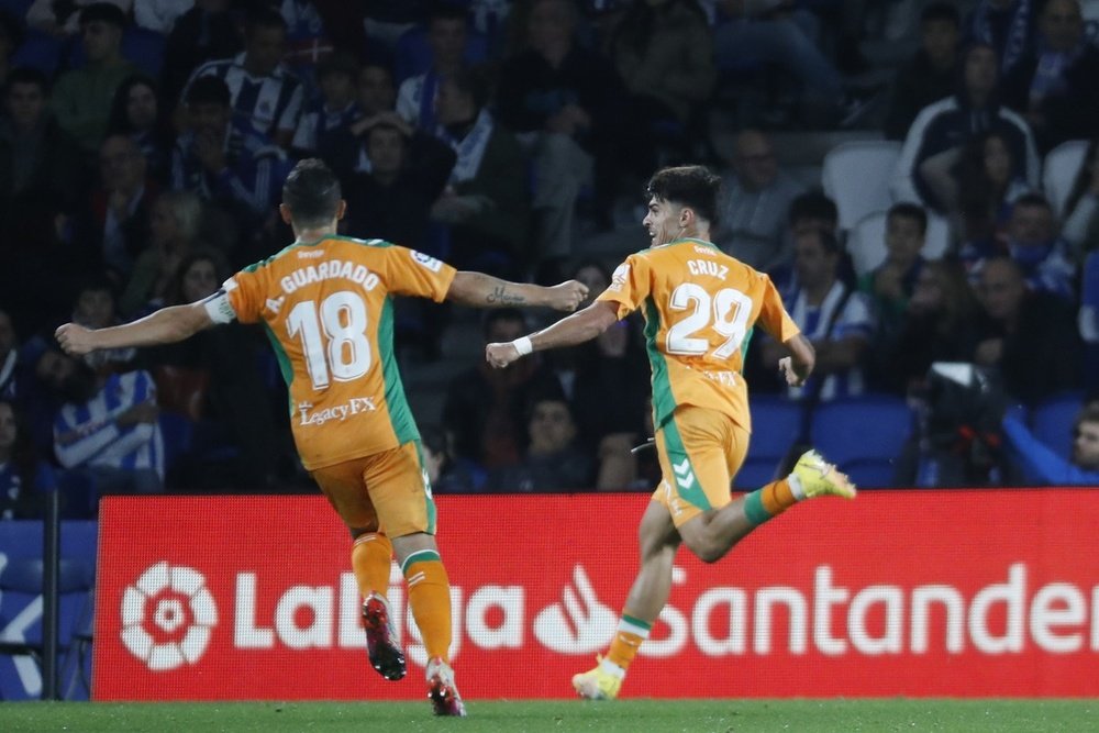 Guardado y Juan Cruz celebran el gol del segundo en el Real Sociedad-Real Betis de la Primera División 2022-23. EFE