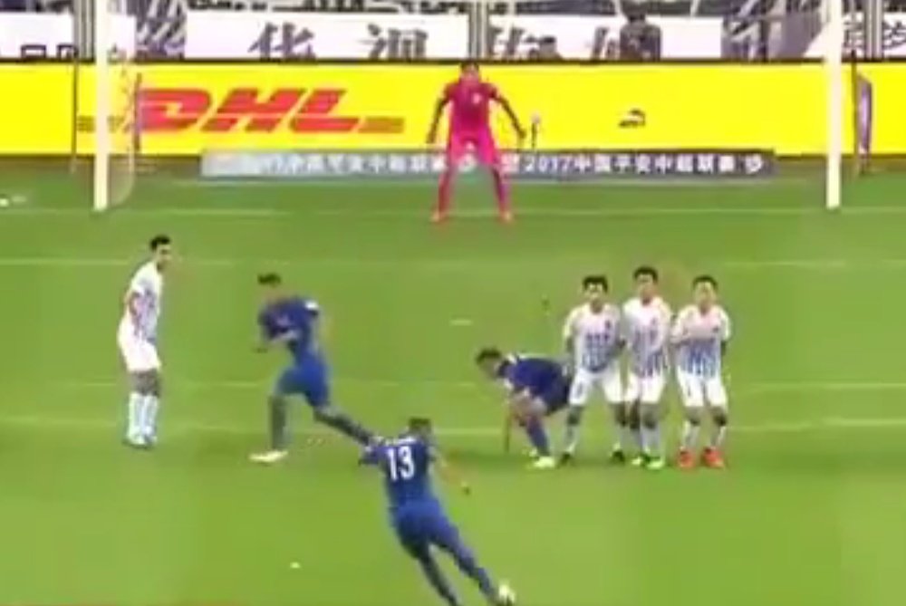 Guarín golpea el balón en un golazo de falta directa con el Shanghai Shenhua. Captura