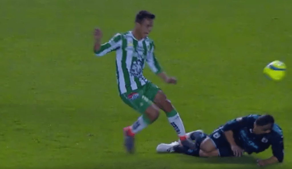 Recibió un planchazo y encima fue expulsado