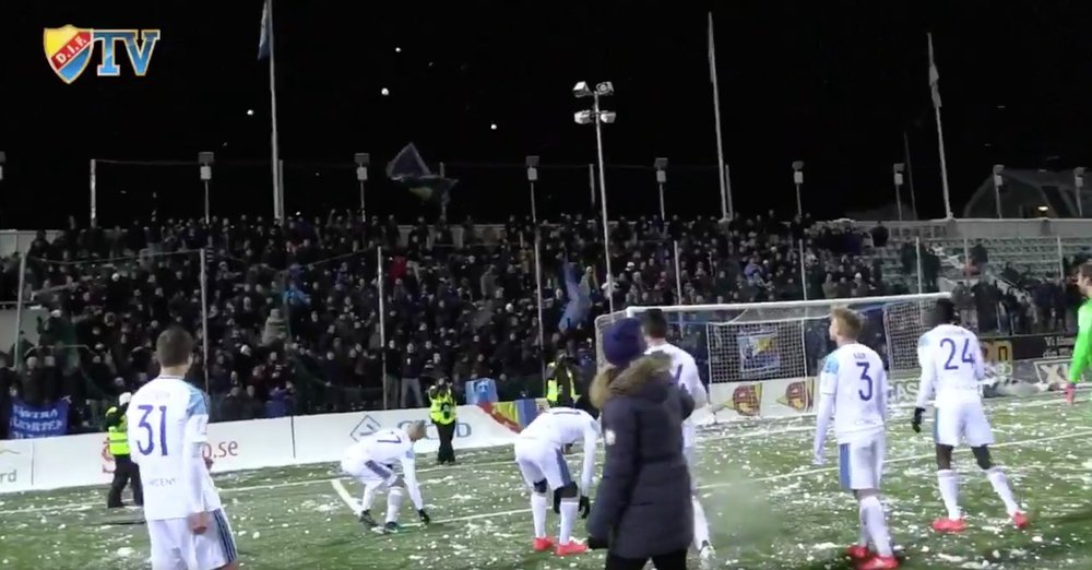 Simpática escena en el fútbol sueco. Djurgardens