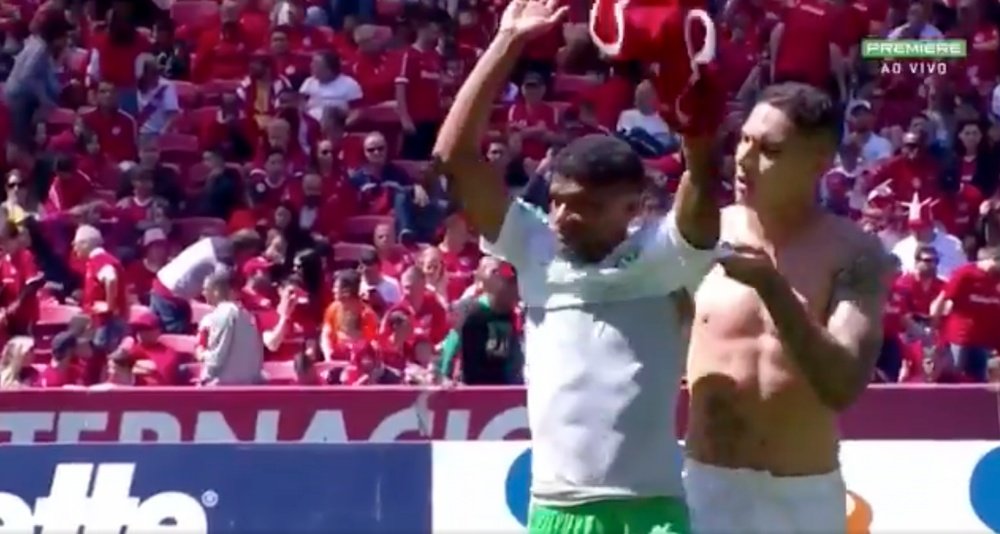 Guerrero removes Araujo's top. Screenshot/SporTV