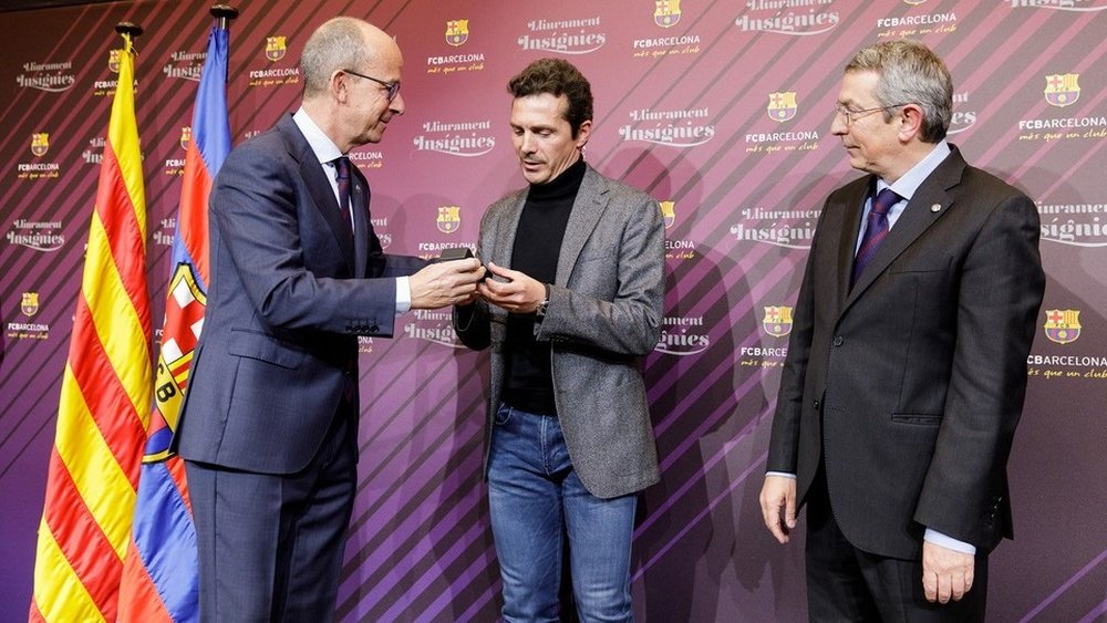 Amor recibe la insignia de plata por su fidelidad a los colores del Barcelona. FCBarcelona