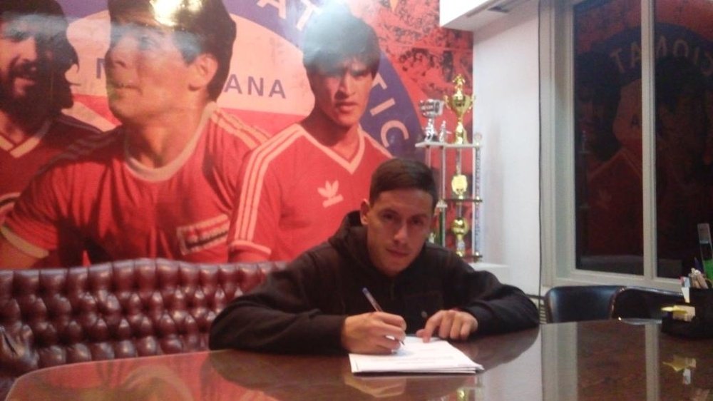 Guillermo Benítez, jugador de Argentinos Juniors, firmando su renovación. ArgentinosJuniors
