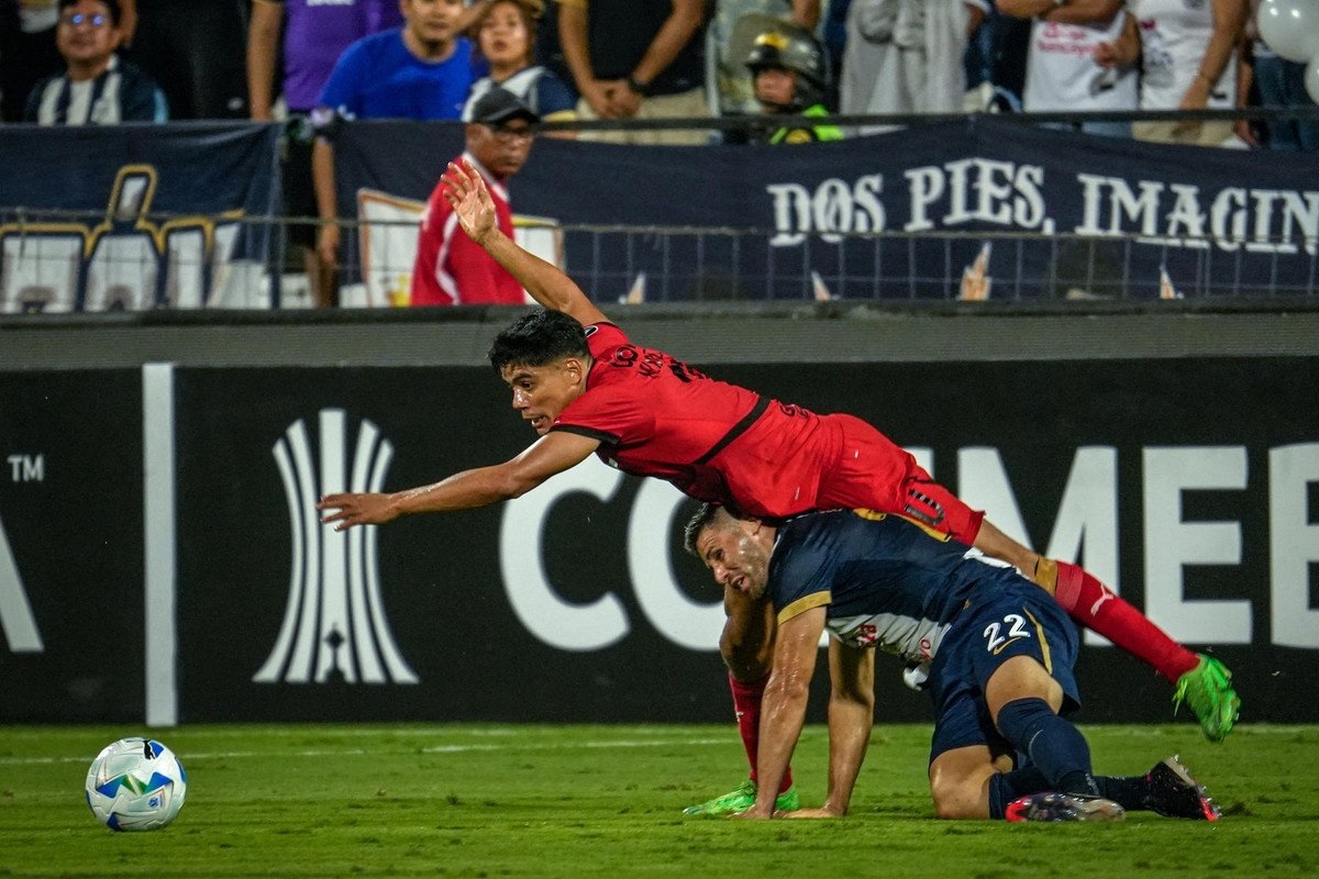 Libertad arrancó la Libertadores 2025 con triunfo en su visita a Alianza Lima. Un tanto de Gustavo Aguilar en el segundo tiempo decantó la balanza del lado paraguayo.