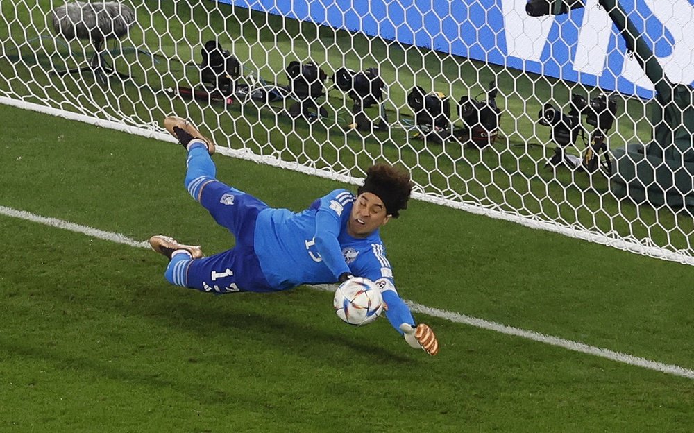 Ochoa brilhou diante de Lewandowski. EFE