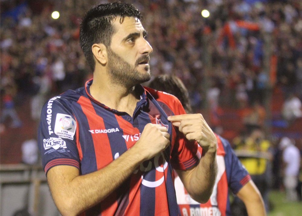 Güiza celebrando un gol durante su etapa en el Cerro Porteño. Twitter.