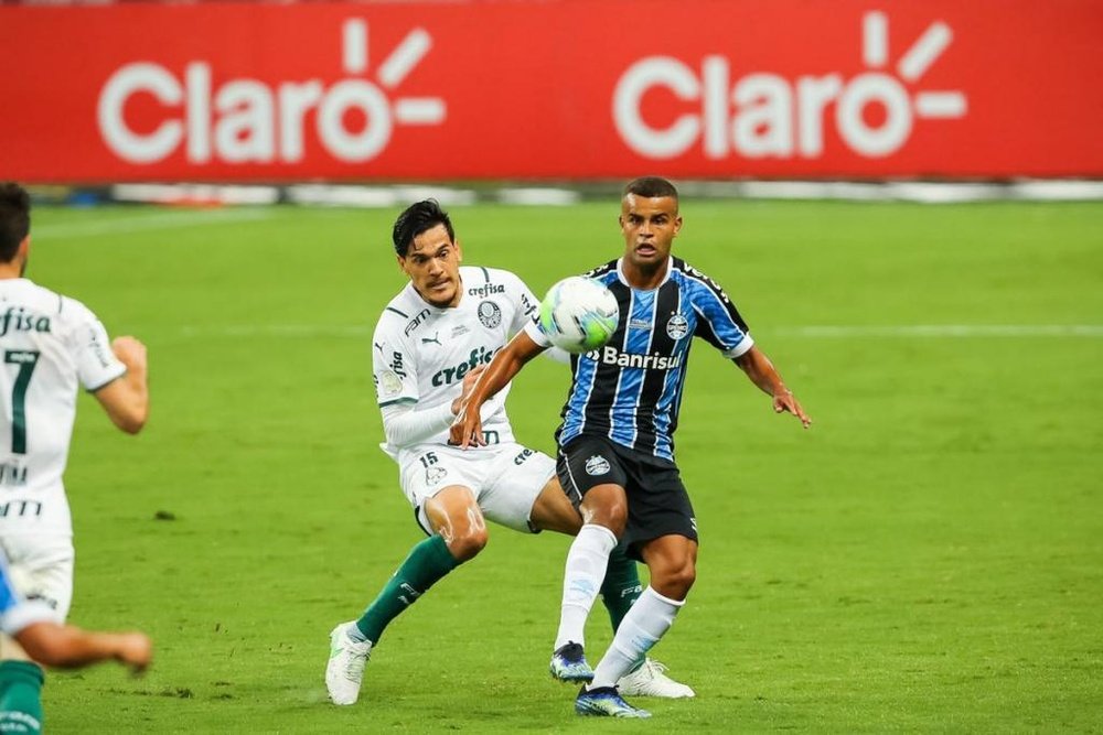 Gustavo Gómez e Alisson dsiputam a bola na final da Copa do Brasil. Twitter @CopadoBrasil/Staff Imag
