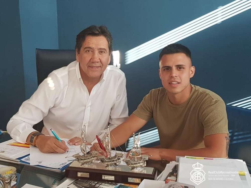 Gustavo Quezadahan, firmando su contrato. Recreativo