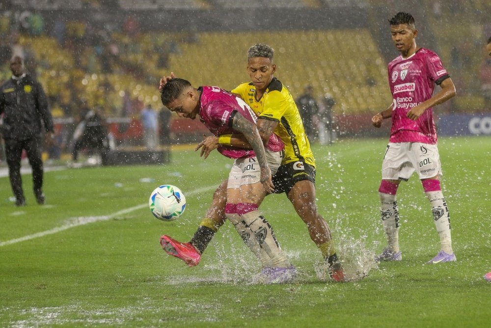 Barcelona triunfa en el diluvio en el duelo continental con Independiente del Valle. EFE