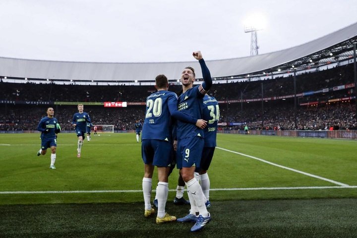 Luuk de Jong leva o PSV rumo ao seu 25º título