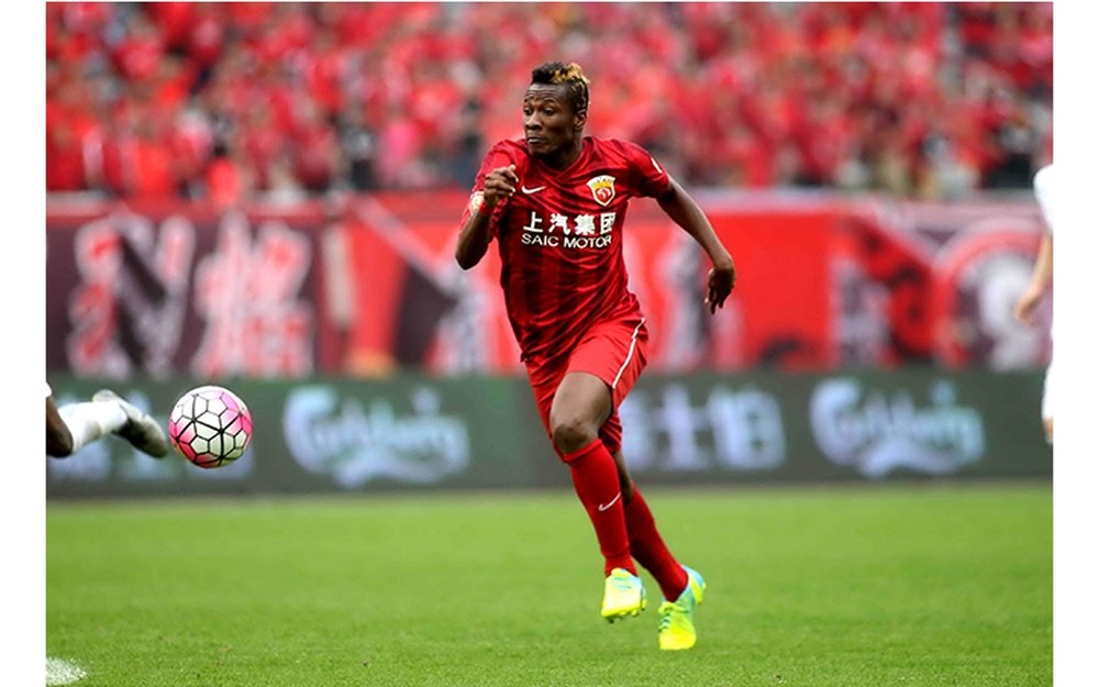 Gyan chases a ball for Shanghai SIPG. SIPG-FC