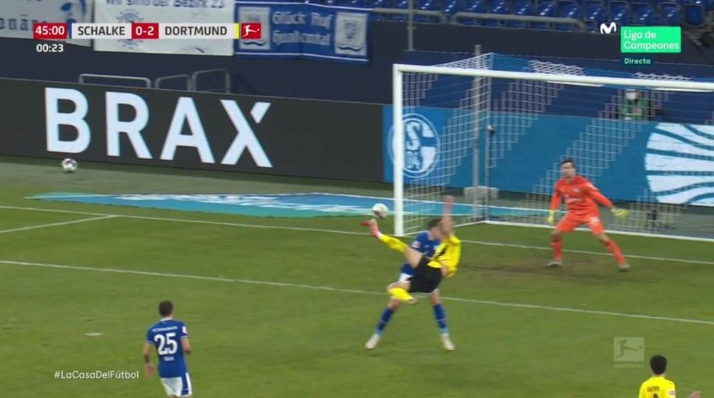 Haaland fez golaço de voleio contra o Schalke 04. Captura/DAZN