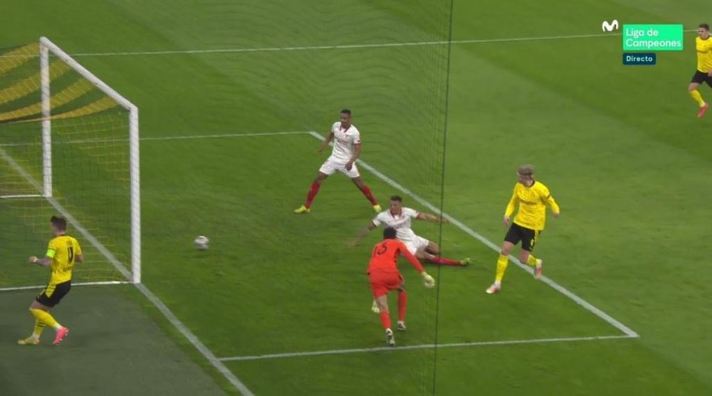 Haaland abriu o placar para o Borussia Dortmund contra Sevilla. Captura/MovistarLigadeCampeones