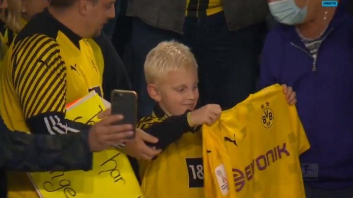 A pesar de la derrota, Haaland obsequió a un niño con su camiseta