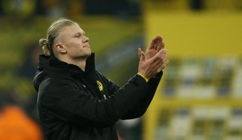 Haaland saluda al público del Signal Iduna Park tras el Borussia Dortmund-Greuther Fürth. EFE