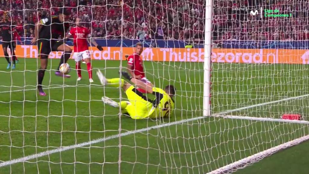 Haller, a lo suyo: marcó en propia puerta y tres minutos después... ¡se redimió!