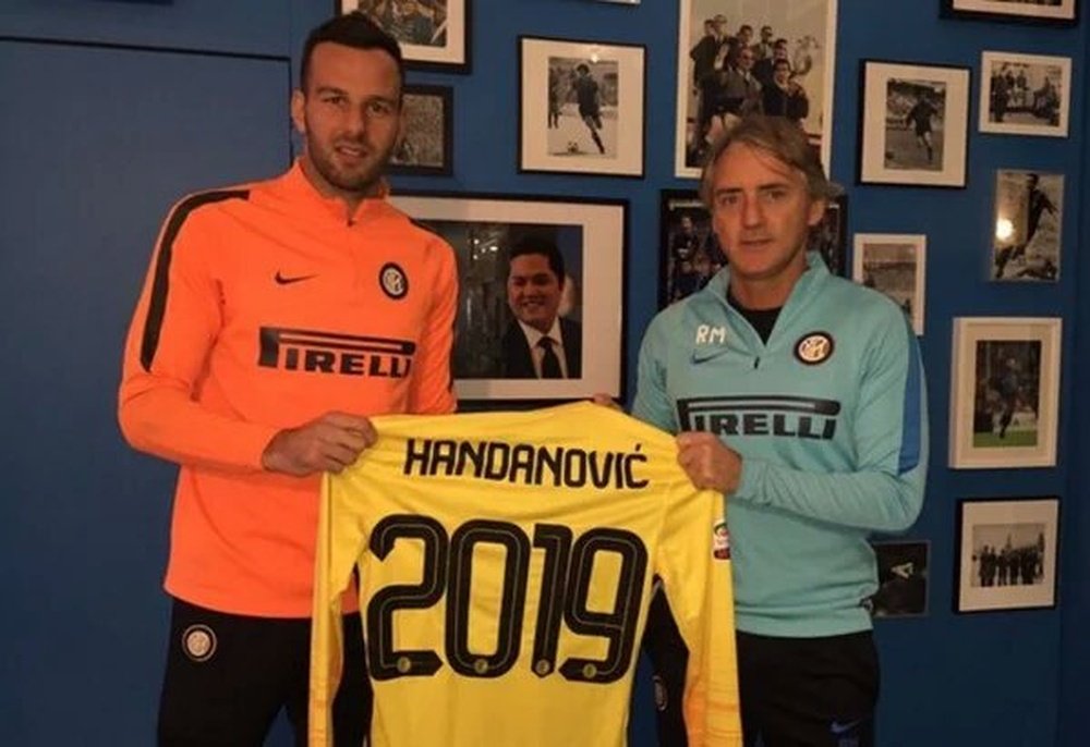 Handanovic posa con Mancini tras su renovación. Twitter