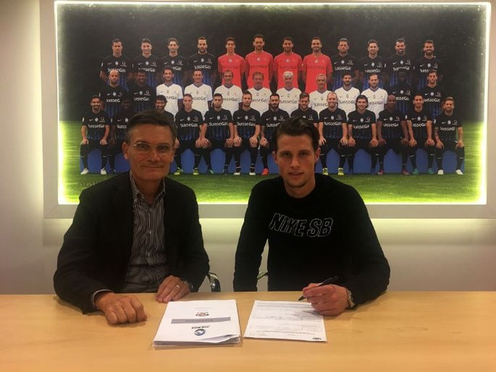 Hans Hateboer firmando su nuevo contrato con el Atalanta. Atalanta