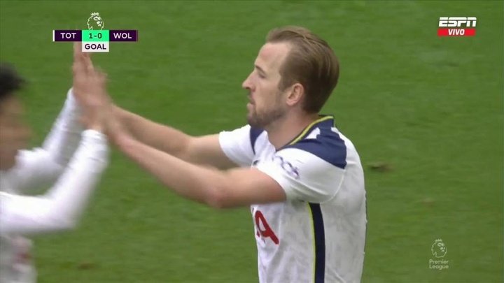 Kane gets past three to score on half-time!