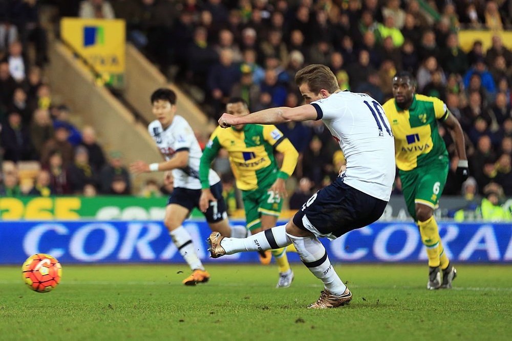 Harry Kane ejecuta el lanzamiento de penalti que se convertiría en el segundo gol del Tottenham ante el Norwich. Twitter