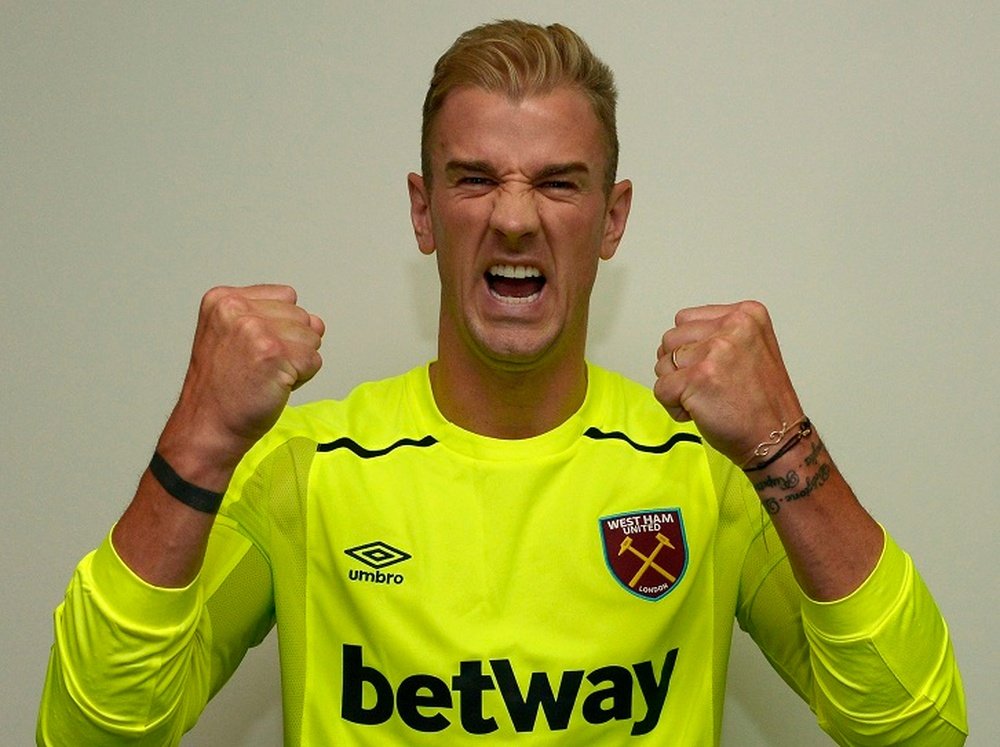 Hart posa con la camiseta del West Ham. WHUFC