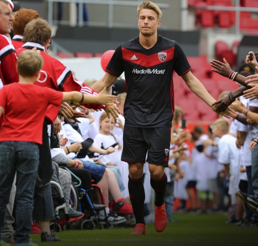 Hauke Wahl, saludando a jugadores de las categorías inferiores del Ingolstadt durante la presentación del equipo. Schanzer