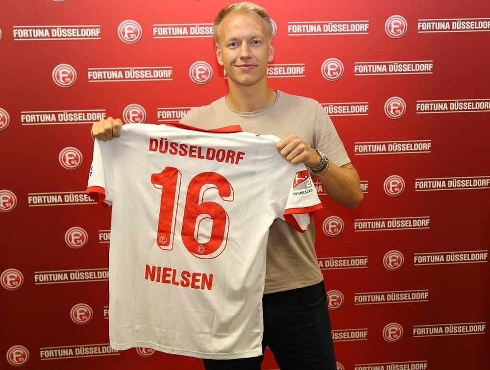 Nielsen ya luce nuevo dorsal en el conjunto germano. FortunaDusseldorf