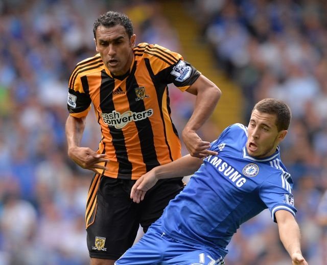 Hazard pelea por un balón con Elmohamady, en un partido entre Chelsea y Hull City de la temporada 2014-15. ChelseaFC