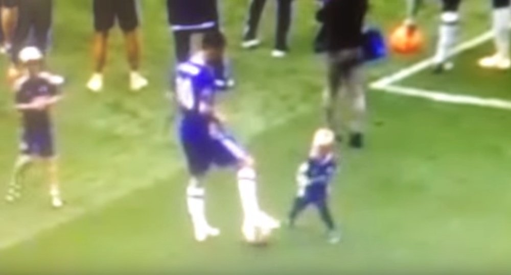 Hazard y su hijo en el estadio del Chelsea. YouTube