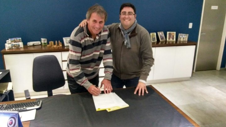 Héctor Arzubialde renueva como técnico de Santamarina