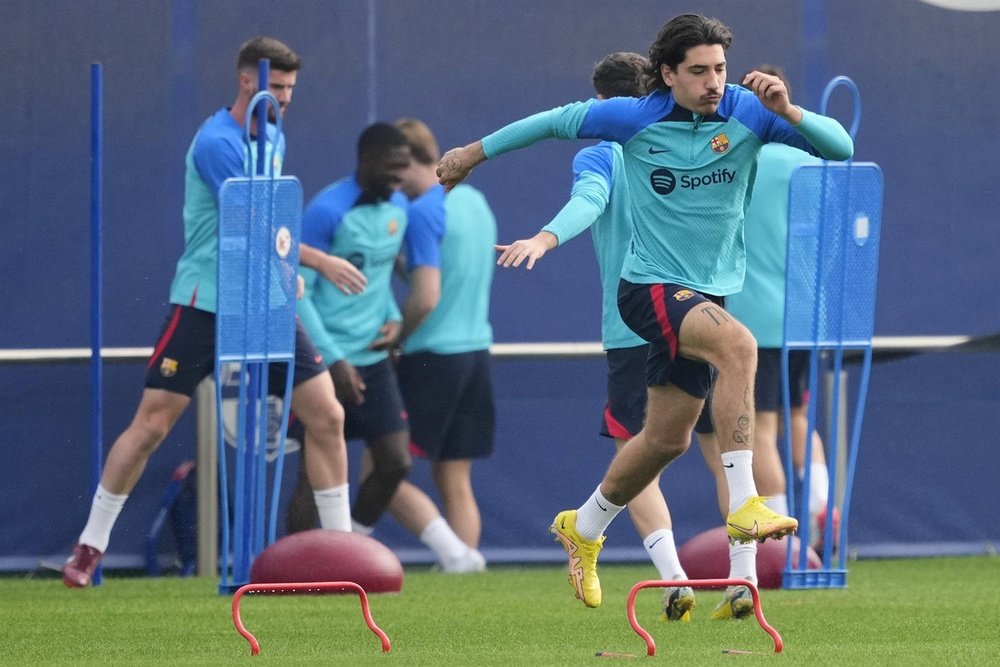 El Barça volverá a los entrenamientos solo con un portero y tres defensas. EFE