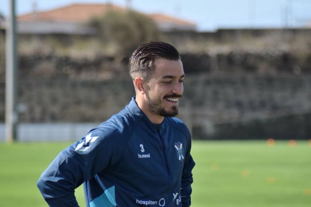 El defensa completó su primer entrenamiento en el Tenerife. CDTOficial