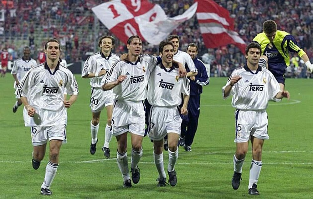 Helguera, Redondo, Raúl, Sanchís et Casillas célèbrent le passage en finale de la Champions. EFE