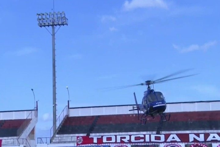 Jogadores deixam o campo para a aterrizagem de helicóptero com vacinas