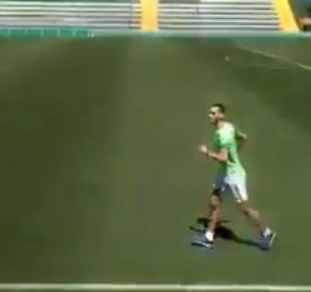 O jogador da Chapecoense voltou a correr nos gramados. Twitter