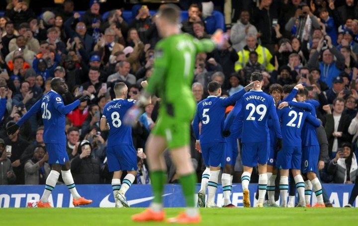 Chelsea and Everton share points after Simms' superb shot
