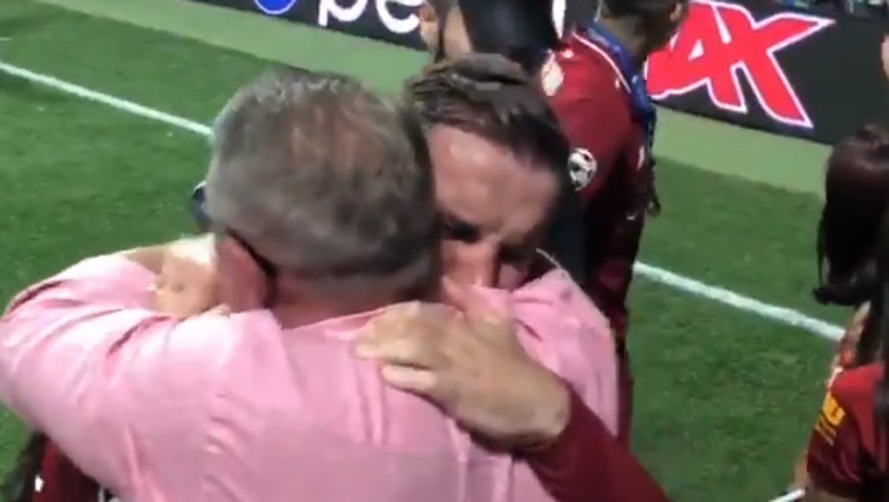 Henderson lloró junto a su padre tras ganar la Champions. Captura/amolrajan