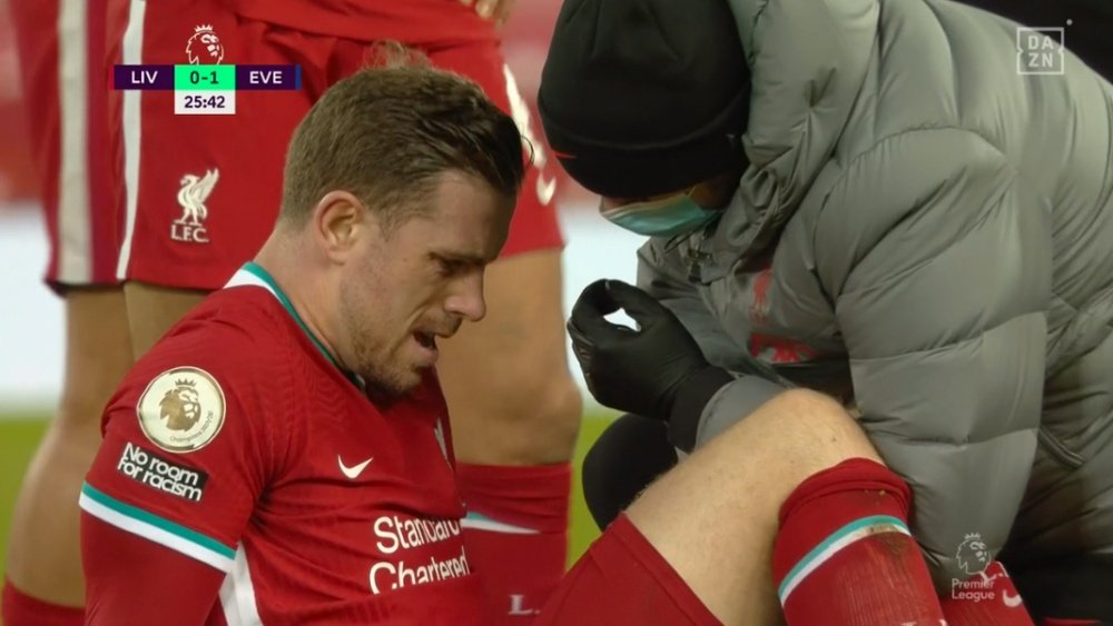 Henderson gets injured for Liverpool. Screenshot/DAZN