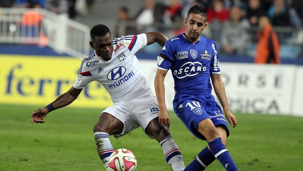 Henri Bedimo, del Olympique de Lyon, y Ryad Boudebouz, del Bastia, en un partido de Ligue 1. UEFA