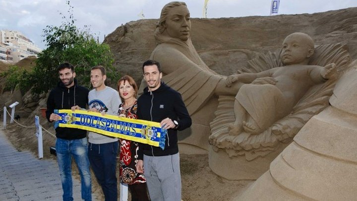 Hernán, Garrido y Dani Castellano visitan el Belén de Arena de la Playa de Las Canteras