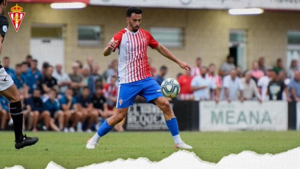 El Sporting inscribe a Saúl García tras rescindir a Traver y Hernán. RealSporting