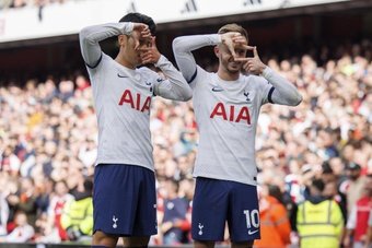 Arsenal y Tottenham no pasaron del empate (2-2) en el 'thriller' de 4 goles del 'North London Derby'. James Maddison asistió y Heung-Min Son marcó en las 2 dianas que dejan a los 'spurs' por encima de los 'gunners' en la clasificación.