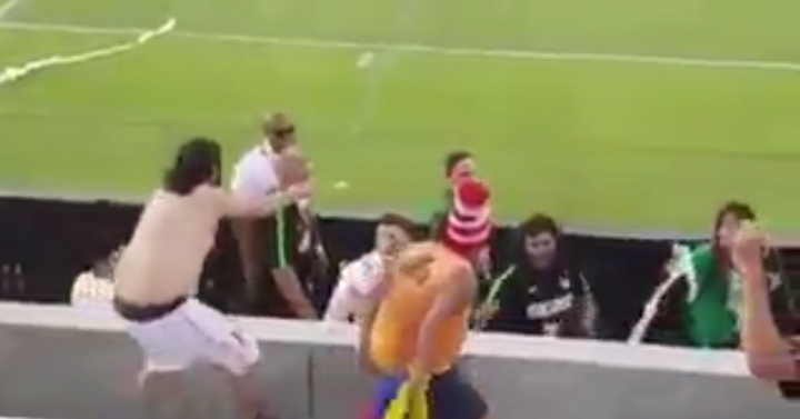 Higuita frappe un supporter alors qu'il assistait à un match